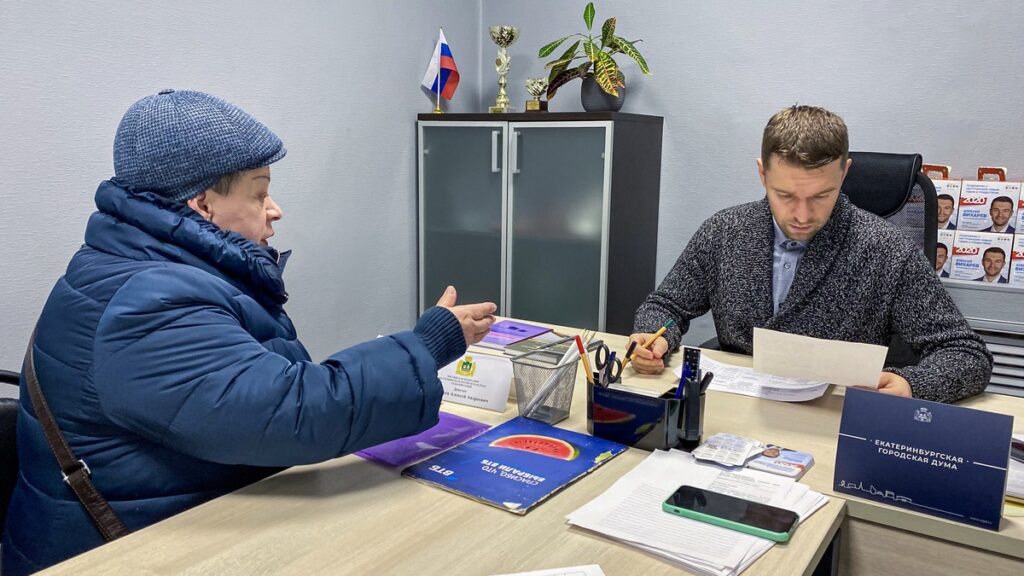 Алексей Вихарев защищает права вдов и матерей солдат