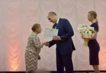 Денис Паслер чествует медиков, включая Василия Червякова из Артёмовской ЦРБ denis pasler chestvuet medikov vklyuchaya vasiliya chervyakova iz artyomovskoj czrb-todey-ru-0