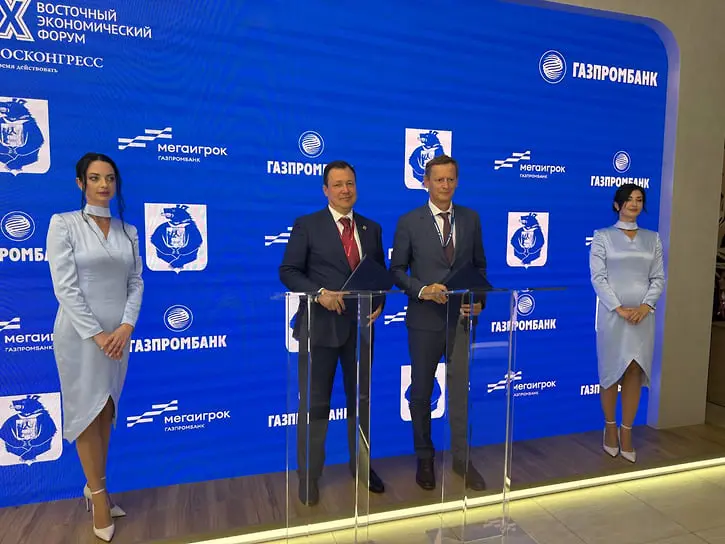 Первый вице-президент Газпромбанка Алексей Чичканов (справа), первый заместитель председателя правительства Хабаровского края Абрамов Сергей