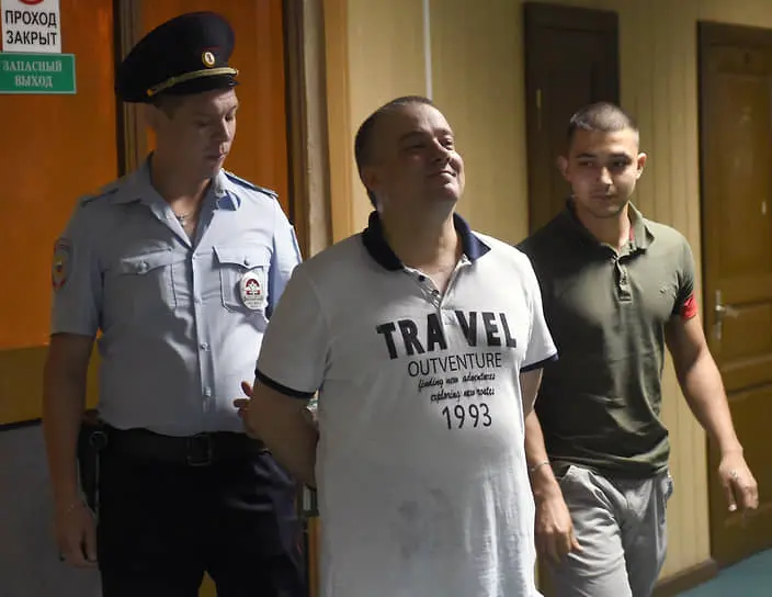 Очередное дело завершилось для Константина Пономарева (в центре) обвинительным приговором