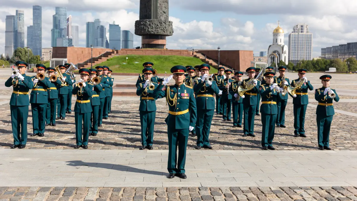 Военные марши и песни о Москве прозвучали у Музея Победы