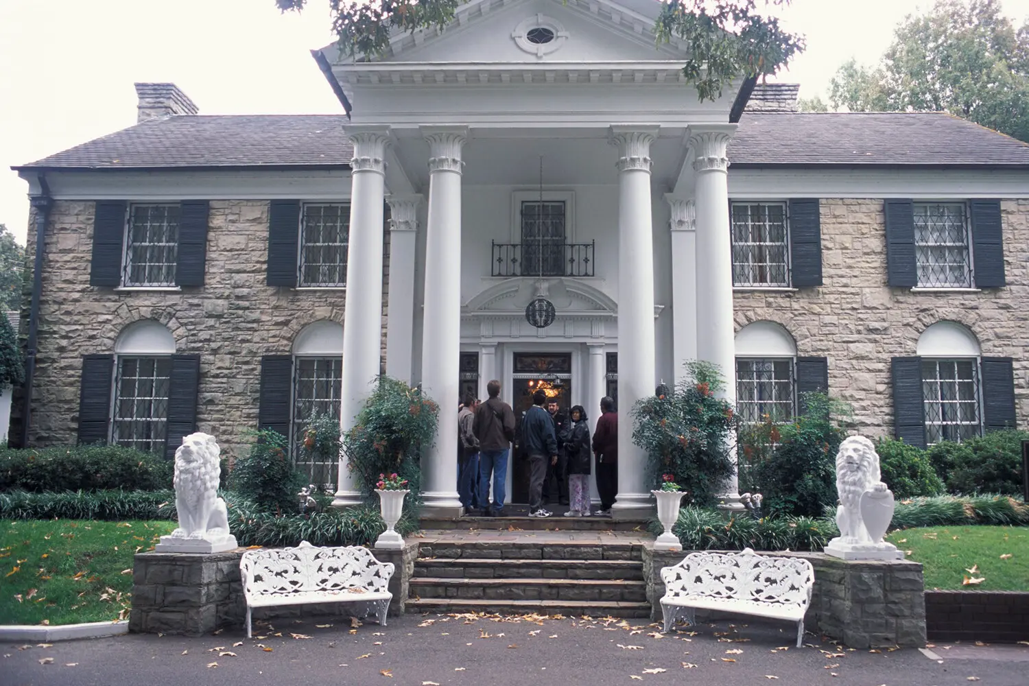 После попытки мошенничества Грейсленд и Лиза Мари Пресли сообщают радостные новости-0