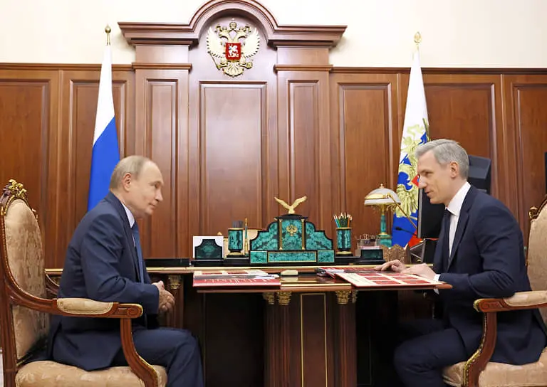 Президент России Владимир Путин (слева) и губернатор Смоленской области Василий Анохин