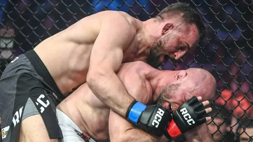 Кровавая драма: Шлеменко потерял сознание после удушающего приёма и уступил Ковалёву в реванше