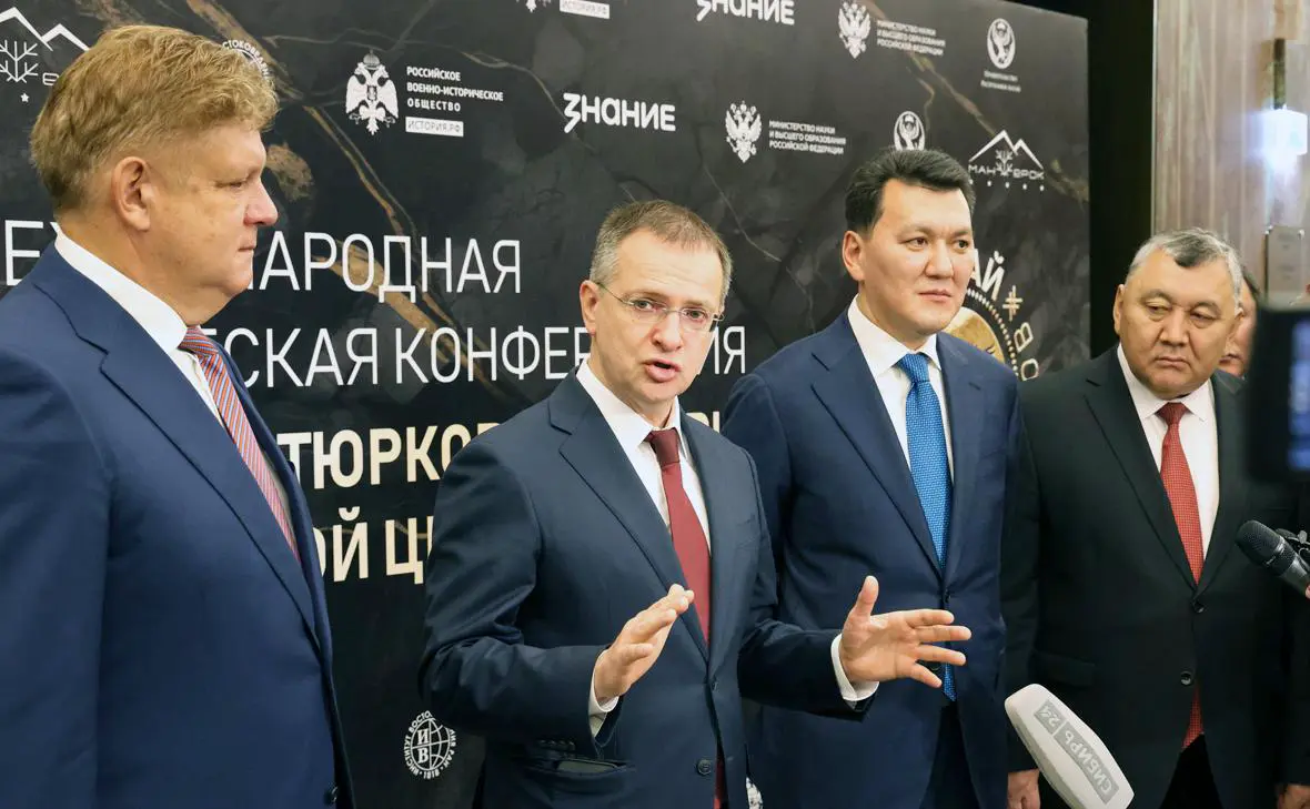 Владимир Мединский (второй слева) (II Международная научная конференция «Алтай – прародина тюрков. К истории зарождения тюркской цивилизации»)