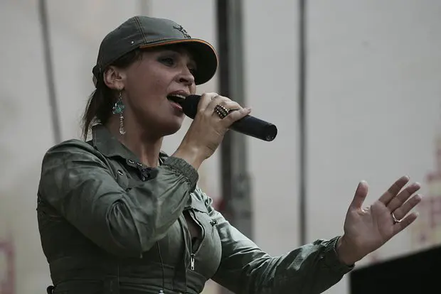 Ая из Города 312 одержала триумф на Золотом Граммофоне после инсульта-0