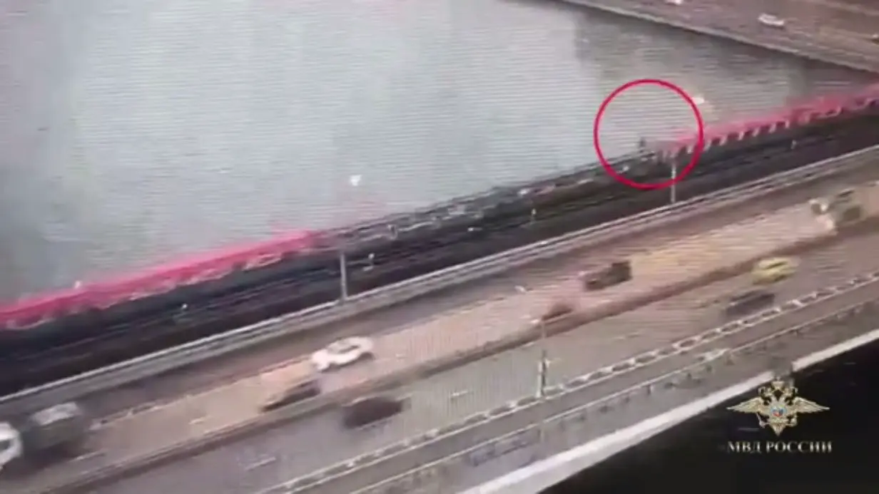 Полиция задержала мужчину, который залез на крышу поезда и прыгнул в Москву-реку