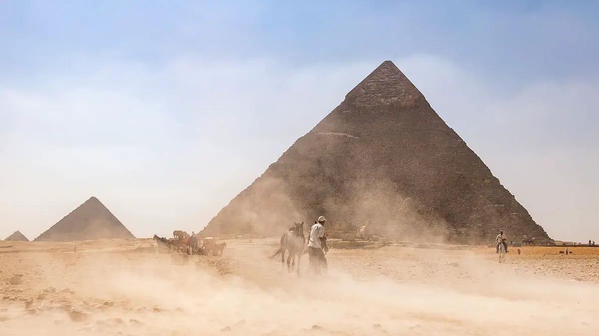 Gulf News: Туристка провалилась вглубь 4000-летней египетской пирамиды