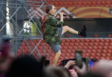 Кировский суд отменил штраф за концерт Ленинграда, выигранный Сергеем Шнуровым в Новосибирске kirovskij sud otmenil shtraf za konczert leningrada vyigrannyj sergeem shnurovym v novosibirske-todey-ru-0