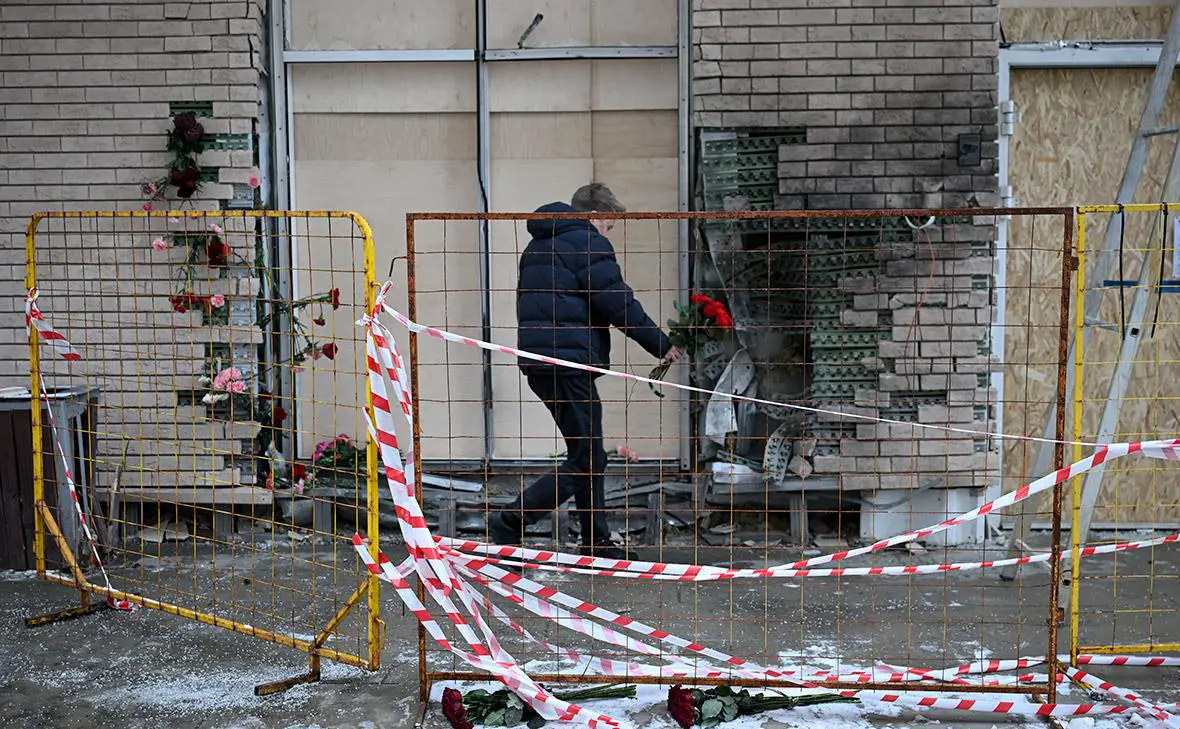 Стихийный мемориал у места взрыва на Рязанском проспекте в Москве (Дмитрий Серебряков / AP / ТАСС)
