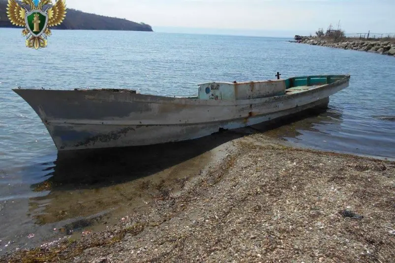 Затонувшее в 2024 году судно удалено из бухты в Приморье по решению суда Пресс-служба Дальневосточной транспортной прокуратуры