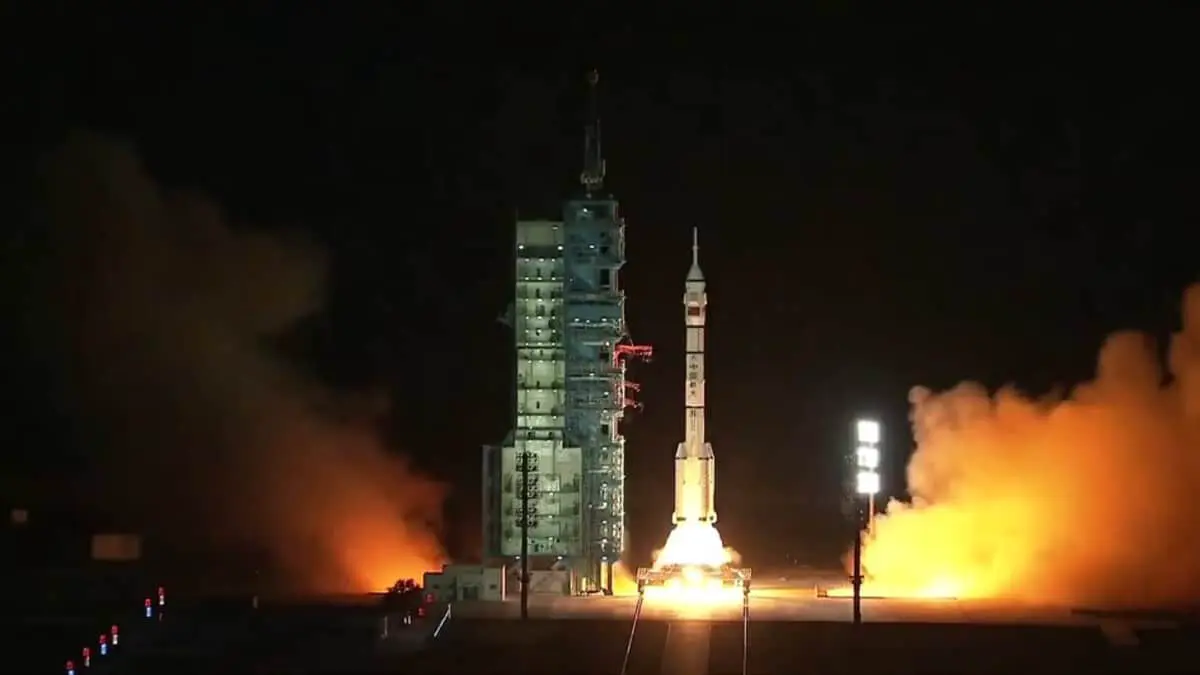 Шэньчжоу-22 направляется к космонавтам в операции спасения Тяньгун-0