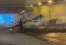 Такси столкнулось с отбойником в тоннеле на Нахимовском проспекте Москвы taksi stolknulos s otbojnikom v tonnele na nahimovskom prospekte moskvy-todey-ru-0