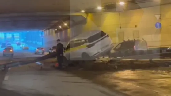 Машина такси протаранила отбойник в тоннеле на Нахимовском проспекте в Москве