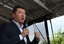 Томио Окамура отдал приказ о снятии флага Украины с парламента Чехии tomio okamura otdal prikaz o snyatii flaga ukrainy s parlamenta chehii-todey-ru-0