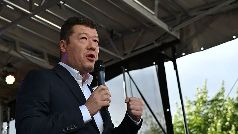 Спикер парламента Чехии Окамура снял со здания палаты флаг Украины