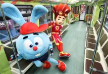 Яркий тематический поезд с героями ГК «Рики» и картами «Тройка» украсил московское метро yarkij tematicheskij poezd s geroyami gk riki i kartami trojka ukrasil moskovskoe metro-todey-ru-0