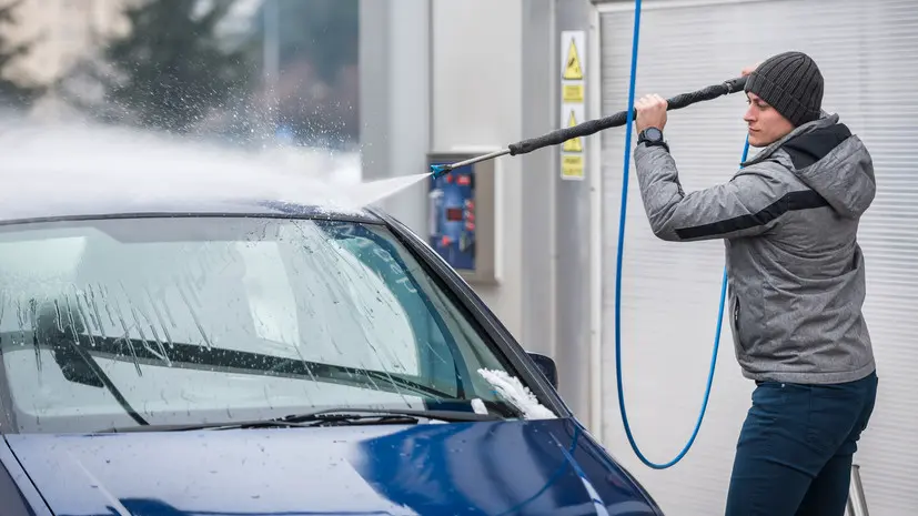 Автоэксперт Попов пояснил, как часто зимой следует мыть машину