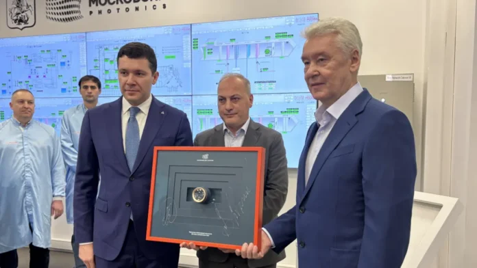 sergej sobyanin i anton alihanov otkryli novoe proizvodstvo fotonnyh chipov v tehnopolise moskva-todey-ru-0