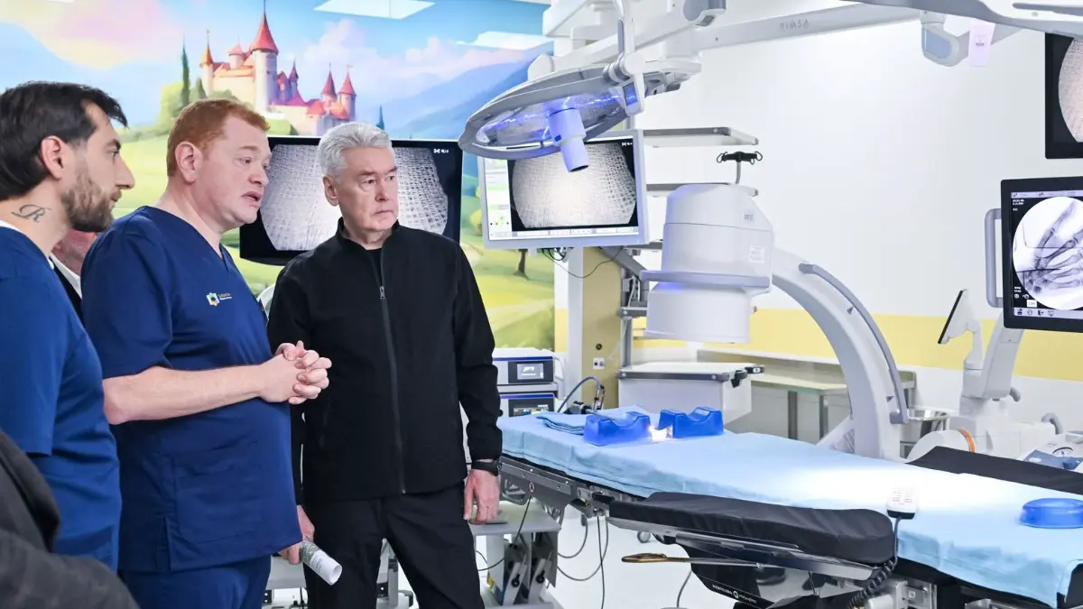 Мэр Москвы Сергей Собянин и руководитель московского филиала израильской клиники Борис Чурадзе осматривают операционную нового центра