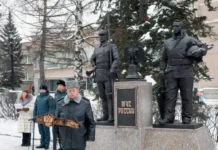 В Нижнем Тагиле открыт памятник уральским спасателям и пожарным МЧС России v nizhnem tagile otkryt pamyatnik uralskim spasatelyam i pozharnym mchs rossii-todey-ru-0
