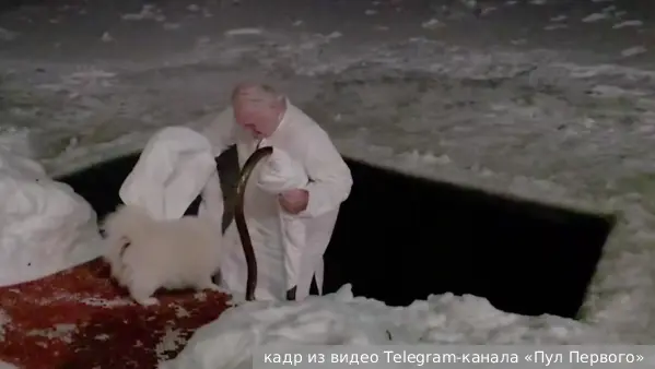 Лукашенко принял участие в крещенском купании в проруби