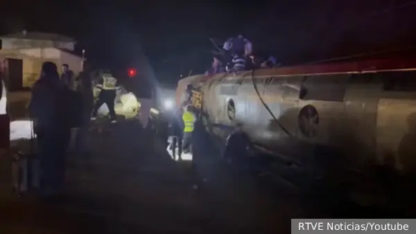 В результате схода с рельсов скоростных поездов в Испании погиб 21 человек