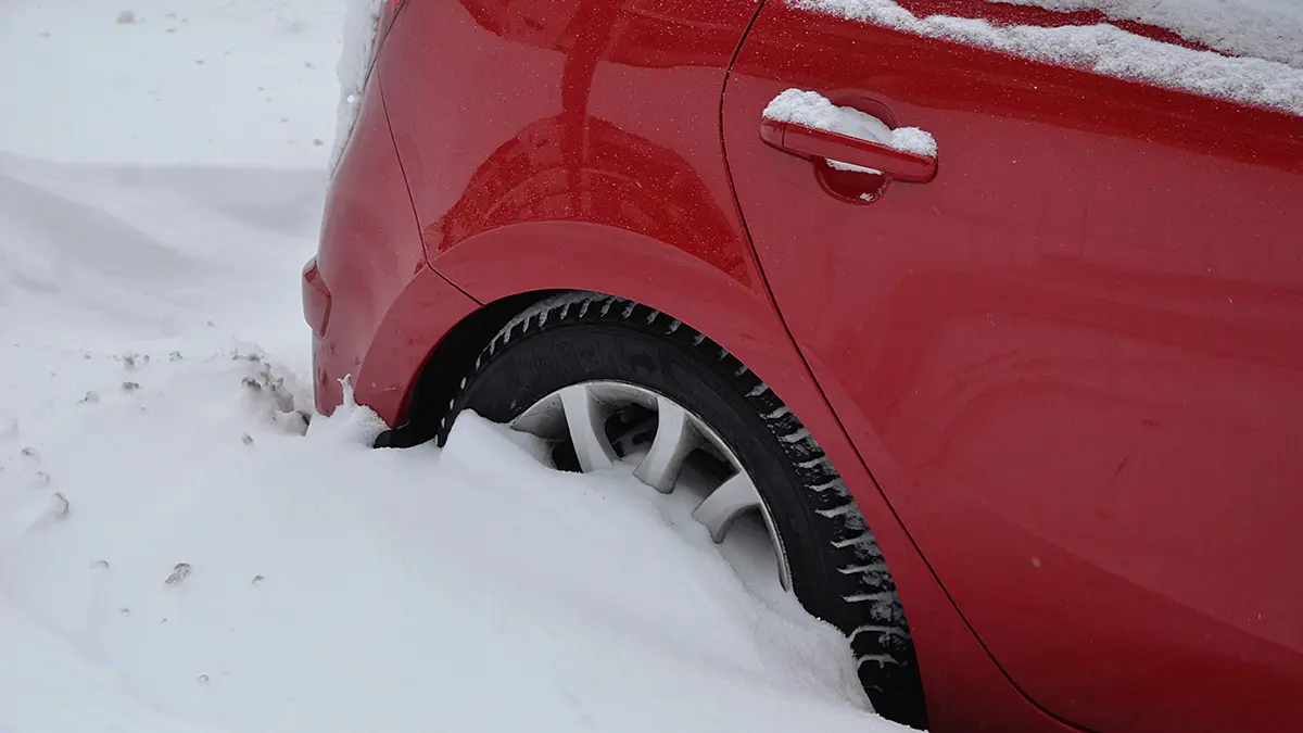 Как освободить автомобиль от снега