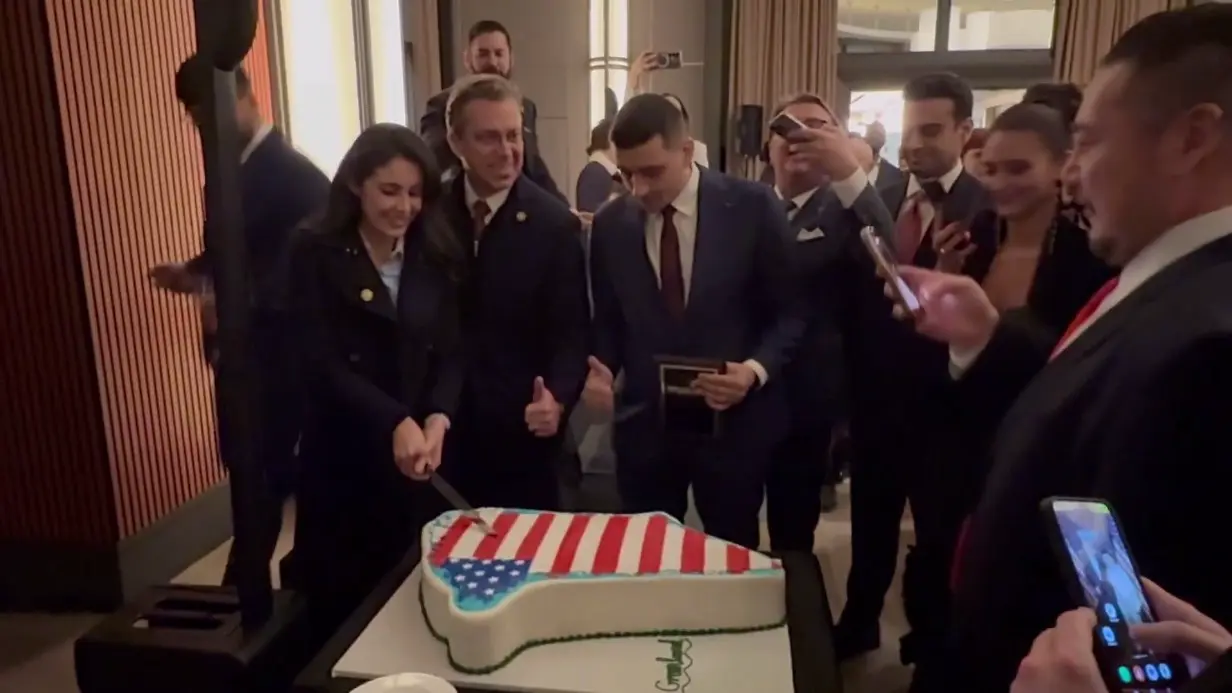 Американские республиканцы поделили и съели торт в виде Гренландии