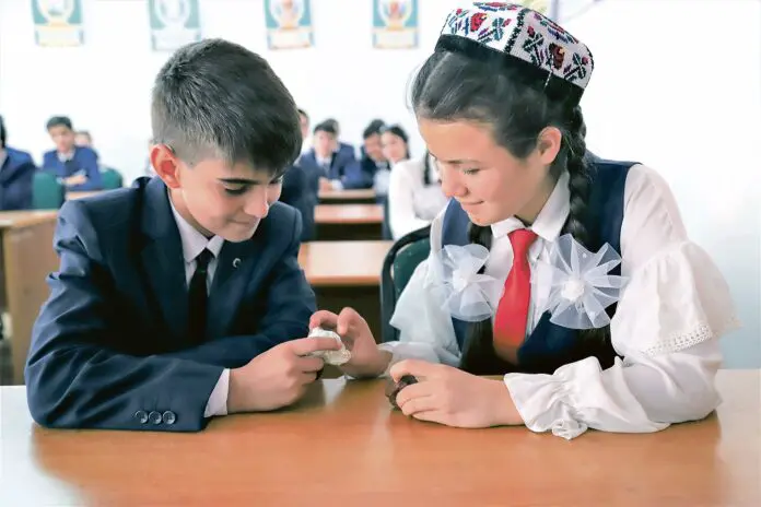 Юные геологи Таджикистана с УГГУ познают мир минералов-0