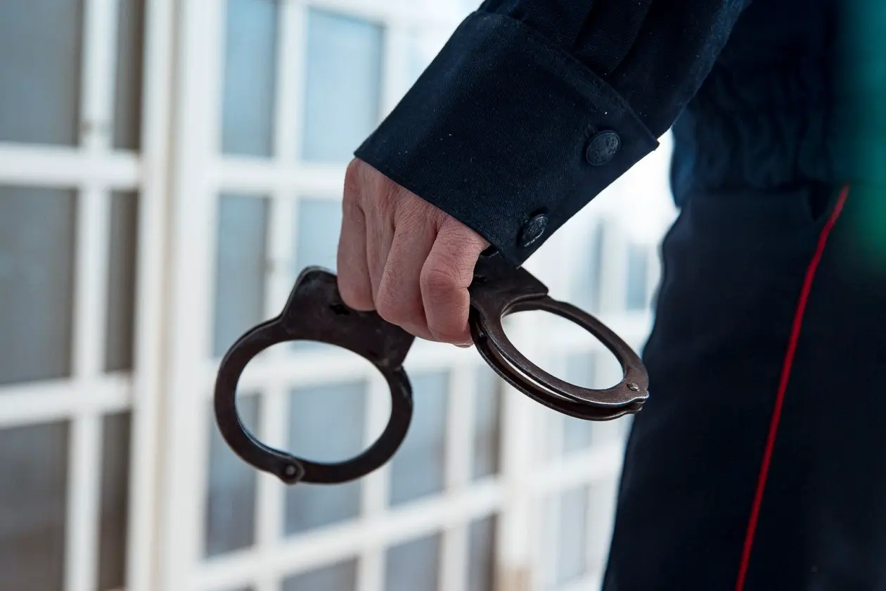 Полицейский с наручниками Илья Аверьянов, ИА PrimaMedia