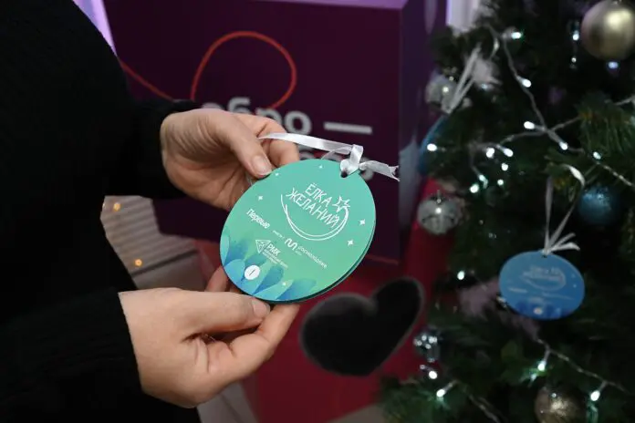 Денис Паслер порадовал детей, исполнив мечты с «Ёлки желаний» в Кремле-0