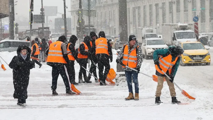 petr biryukov o rabote kommunalshhikov moskvy v snegopad-todey-ru-0