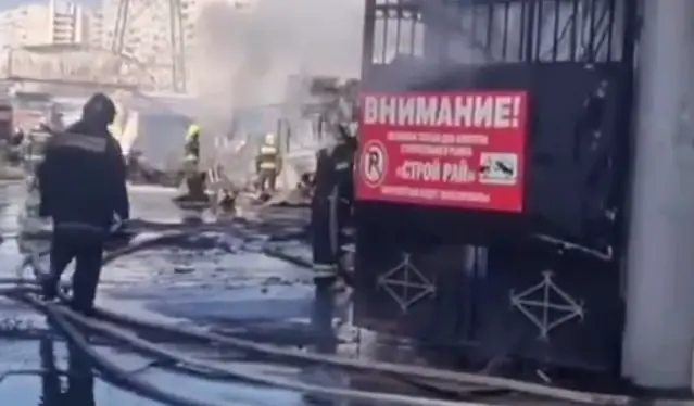 Пожарные локализовали возгорание на строительном рынке в Солнечногорске