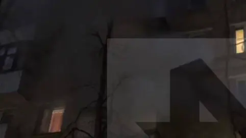 СМИ: Женщина с ребенком кричат о помощи из-за пожара в квартире на востоке Москвы