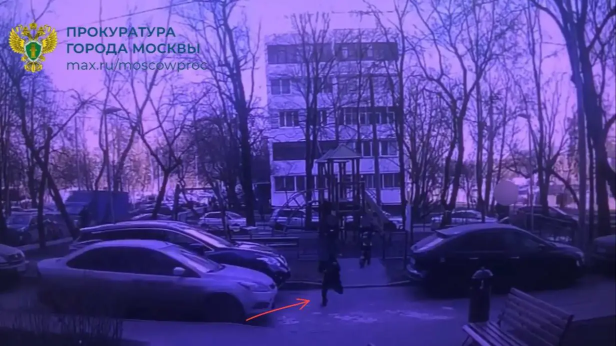 Водитель сбил ребенка во дворе на юге Москвы