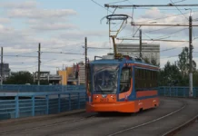 krossover stolknulsya s tramvaem v moskve bez postradavshih-todey-ru-0