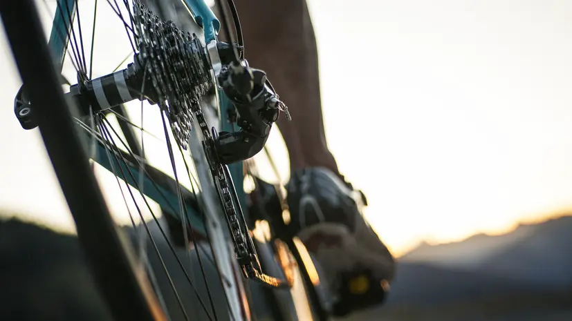 Испанского велогонщика доставили в больницу вертолётом после столкновения с автомобилем