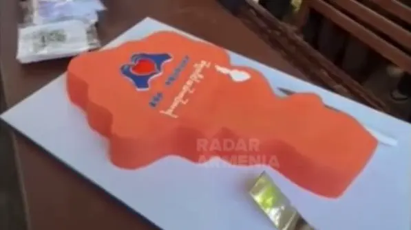 Пашинян на встрече с жителями отказался резать торт в виде карты Армении