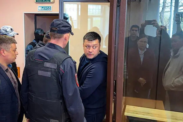 Ратмир Мавлиев (в центре)