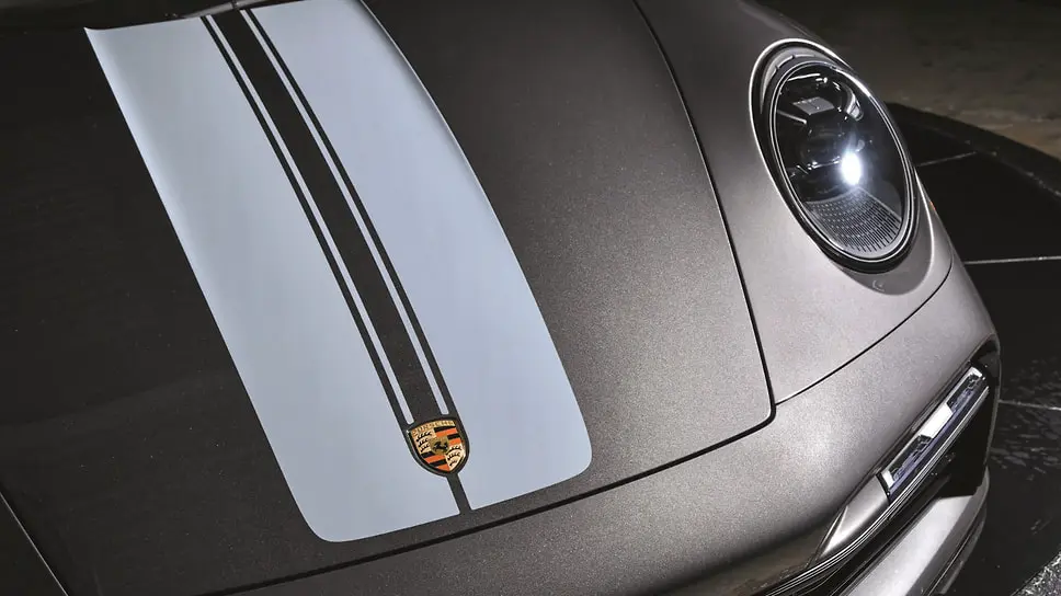 Porsche внедряет спортивные полосы, которые появляются по команде-0