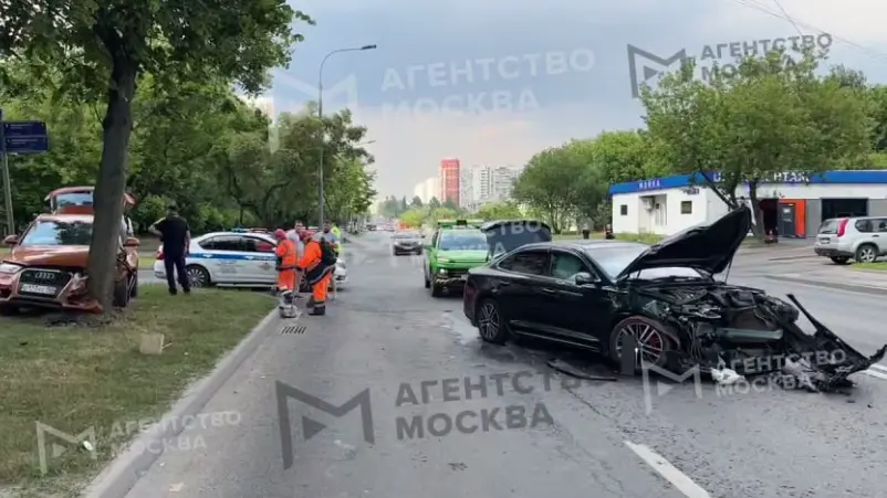 Два автомобиля получили серьезные повреждения в ДТП на Кировоградской улице в Москве