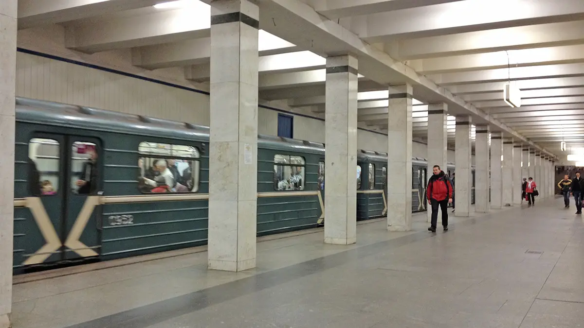 Человек упал на пути на южном участке Калужско-Рижской линии московского метро