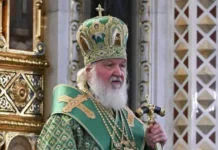 Патриарх Кирилл провёл молебен у саркофага Дмитрия Донского в Кремле patriarh kirill provyol moleben u sarkofaga dmitriya donskogo v kremle-todey-ru-0