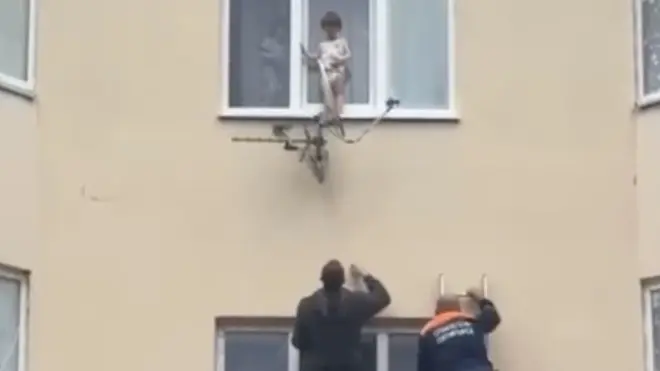 Вышедших на карниз третьего этажа детей спасли в Пятигорске