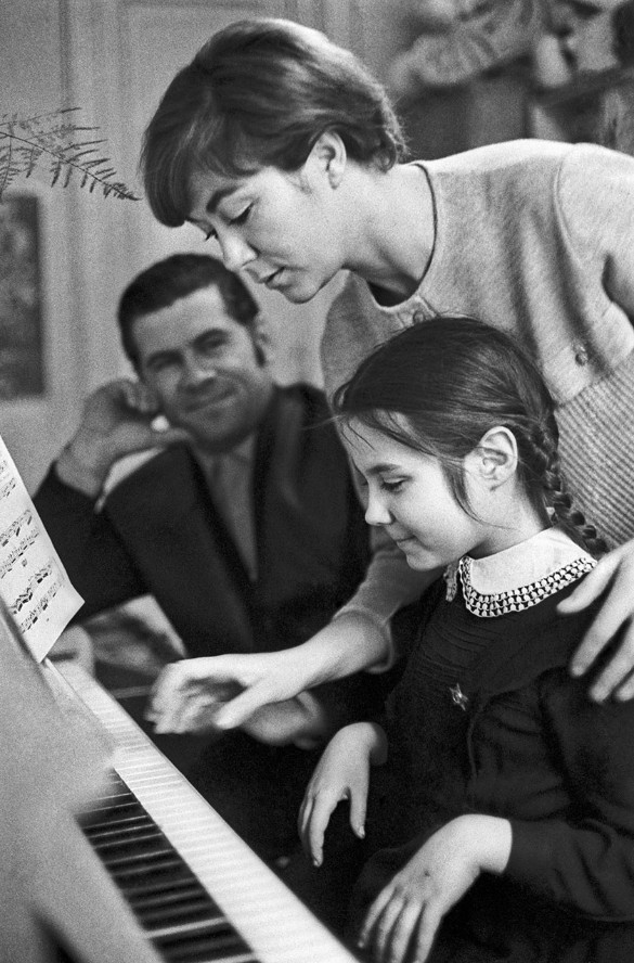 Эдита Пьеха с семьей. Фото Валерия Генде-Роте (Фотохроника ТАСС)