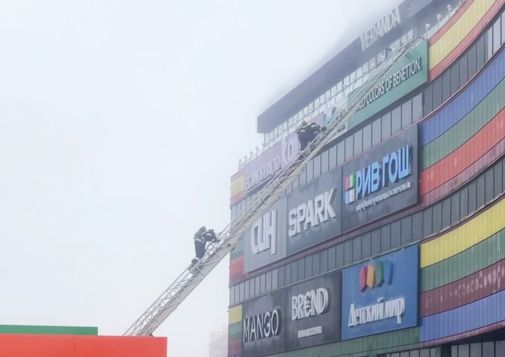 Во Владикавказе из-за пожара в ТЦ развернули оперативный штаб