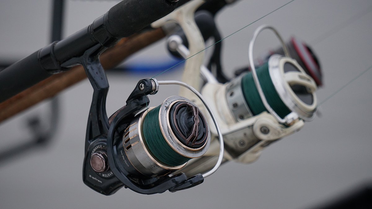 Рыбак спас тонущую женщину, поймав ее на удочку