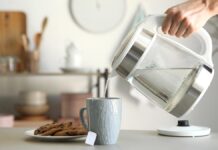 PureWaterBoilsInAnElectricKettleOnTheTable