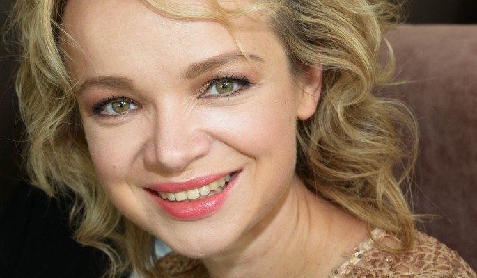 Цымбалюк-Романовская прогулялась в цветущем саду на Рублевке